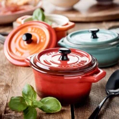 Titelseite 17 Titelseite -Butlers butlers mini auflaufform rund 190ml cest si bon in rot 1