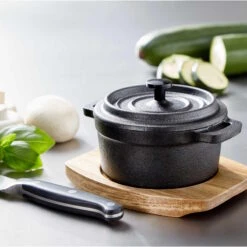 Titelseite 21 Titelseite -Butlers butlers mini serviertopf mit holzuntersetzer l 14 x b 11cm hot iron in schwarz 1